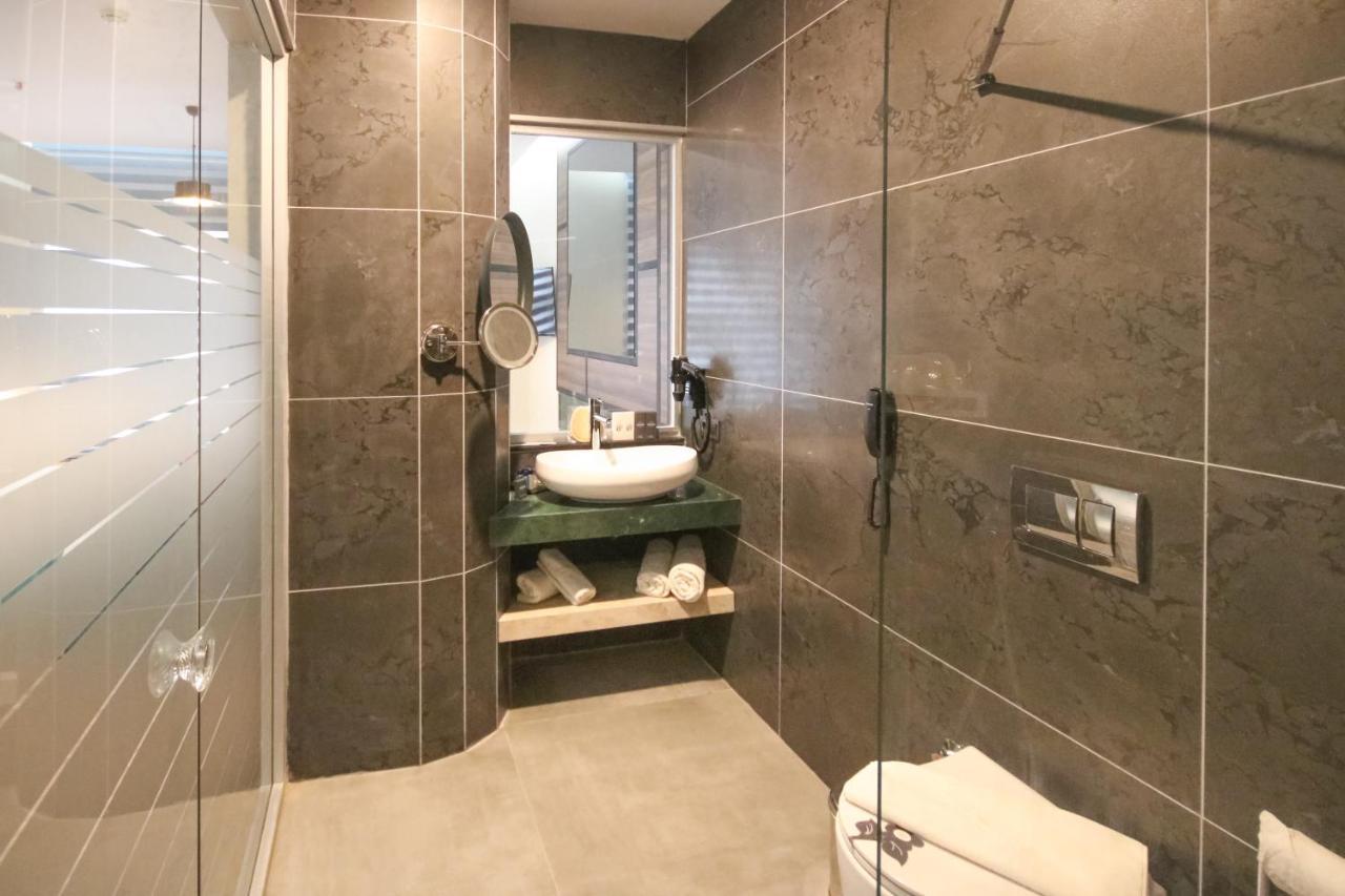 Honeymoon Suite