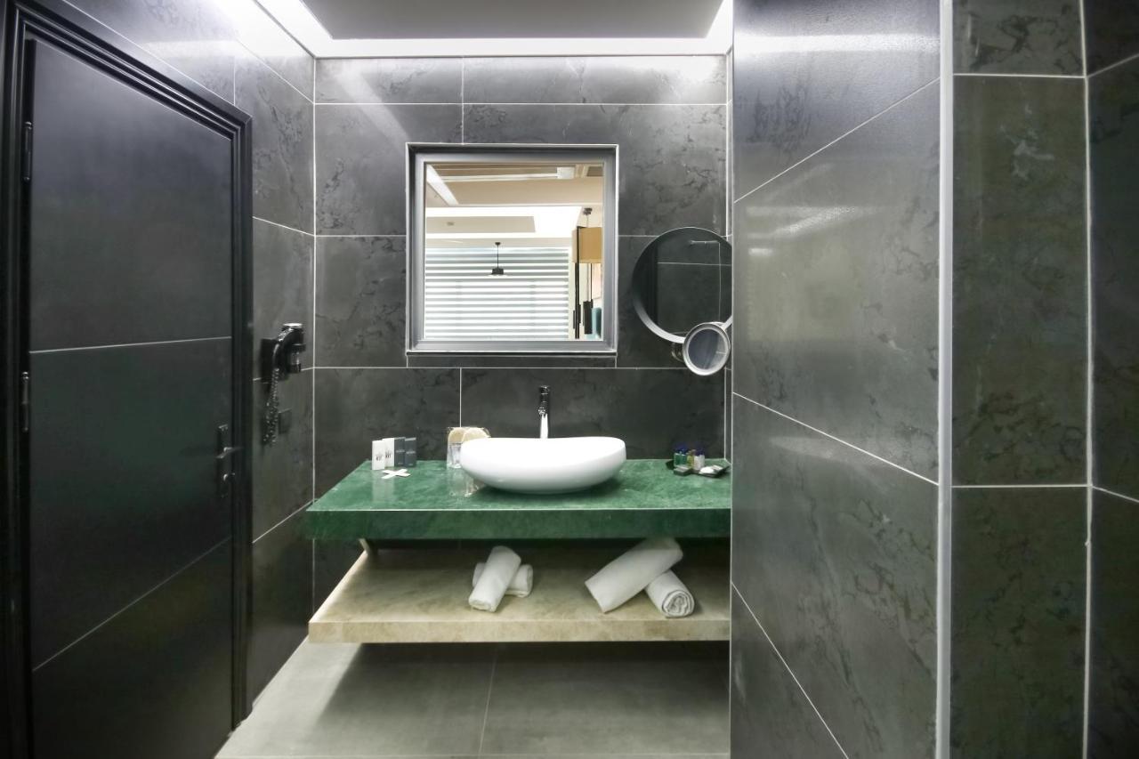 Honeymoon Suite
