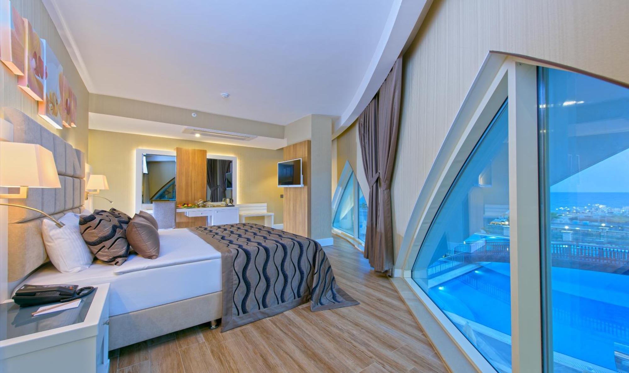 Honeymoon Suite,709673359:JPEG